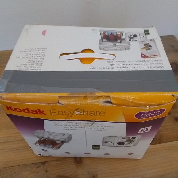 Kodak Easy Share C643 Printer Dock & Digital Camera Bundle - Picture 2 of 16
